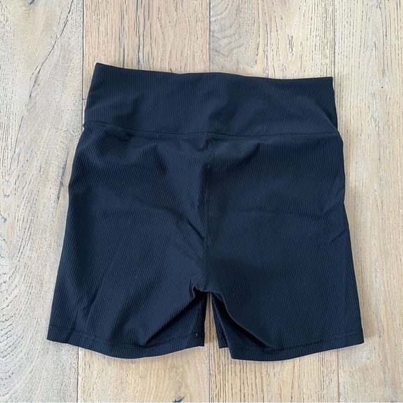 Old Navy Women Black Ribbed Bikeshort 6 inches Large Athletic Biker - Picture 2 of 5